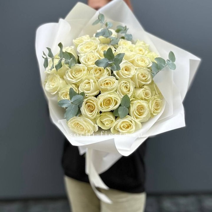 31 белая роза с эвкалиптом в Адлере