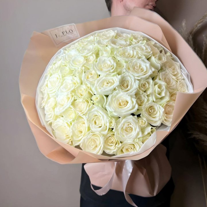 51 белая  роза в оформлении в Адлере