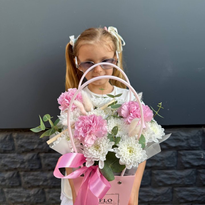 Сумочка из стойких хризантем и диантуса в Адлере