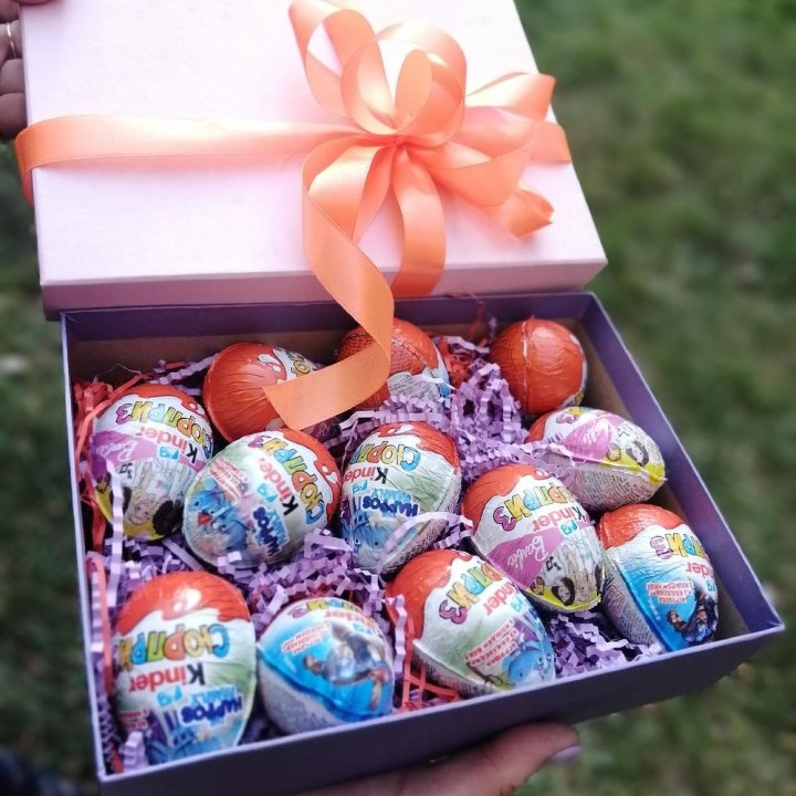 Коробка с киндерами в Адлере