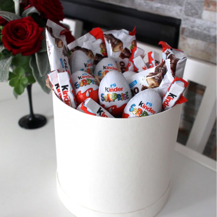 Коробка с киндерами  в Адлере