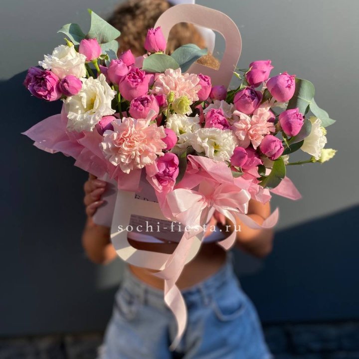 Сумочка с кустовой розой и диантусами в Адлере