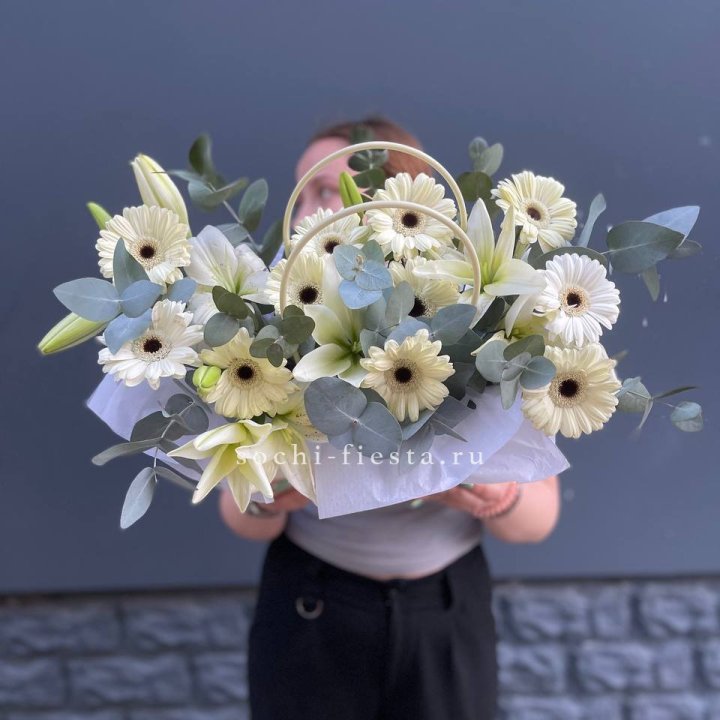 Сумочка лилии и герберы в Адлере