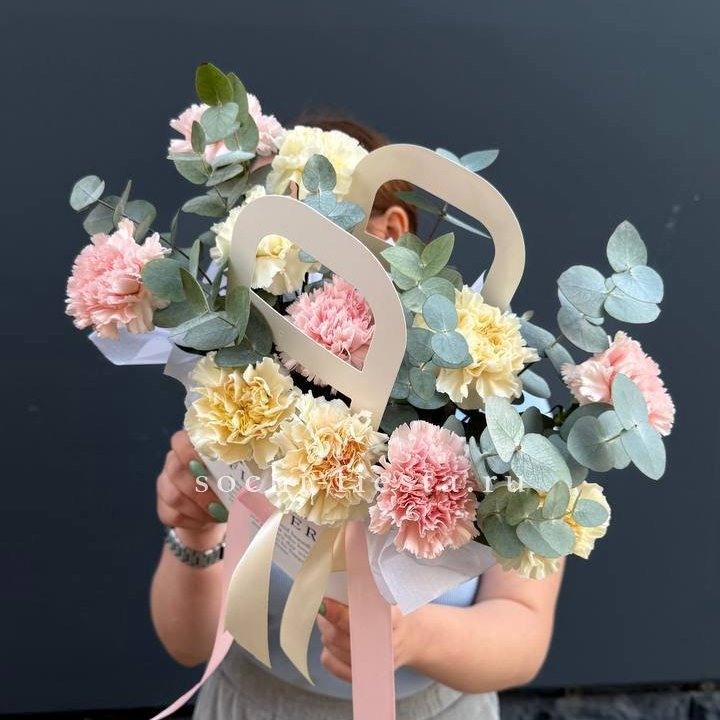 Сумочка из диантусов в Адлере