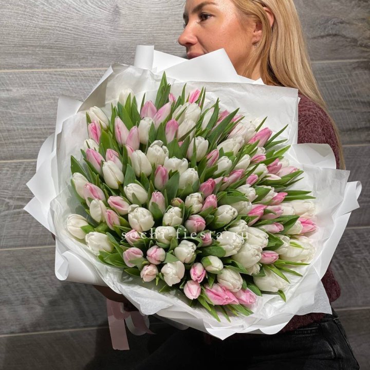 101 тюльпан нежный микс в Адлере