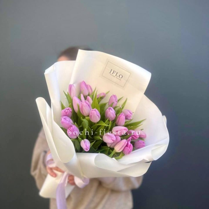 25 сиреневых тюльпанов в Адлере