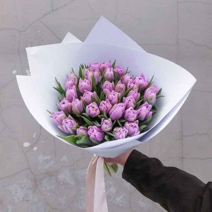 35 сиреневых тюльпанов в Адлере