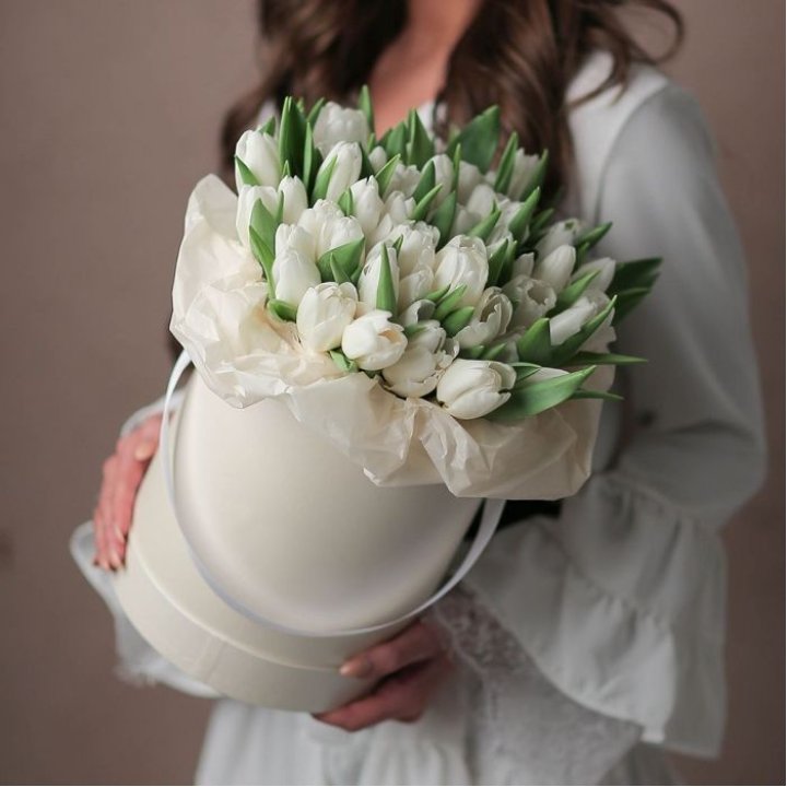 Тюльпаны в цилиндре SNOW в Адлере