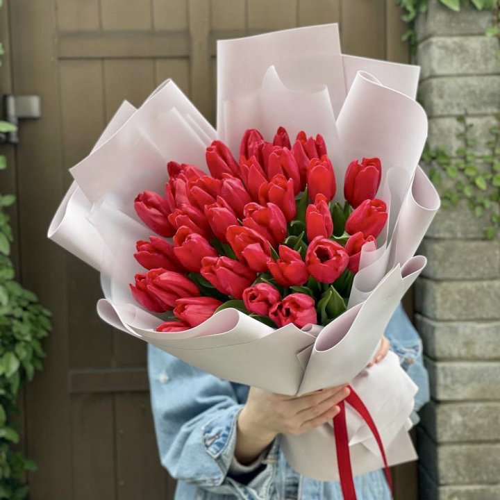 35 красных тюльпанов в Адлере