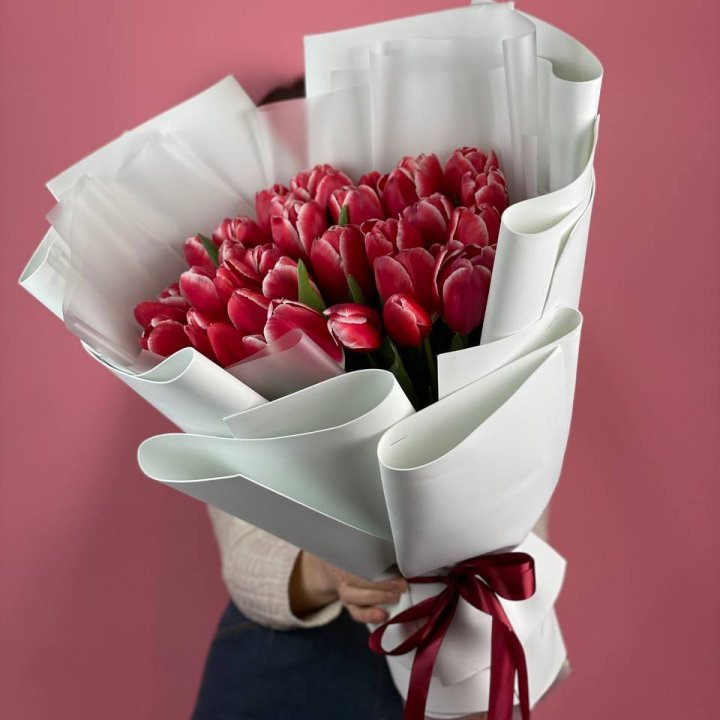 Букет красных тюльпанов в Адлере