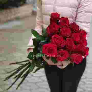 15 высоких красных роз в Адлере